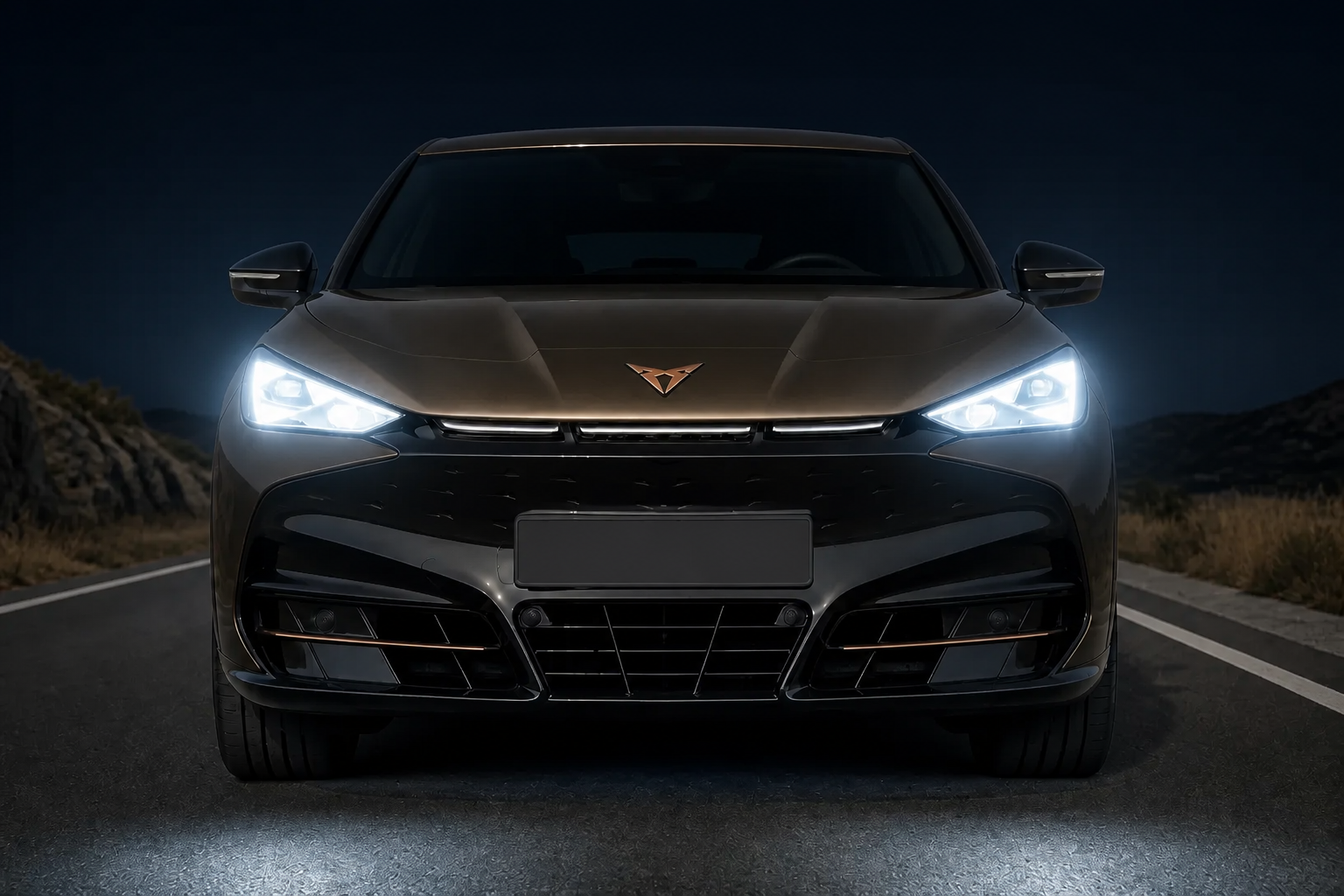 El mismo frontal del CUPRA Tavascan de noche con los faros encendidos y halo de luz sobre el asfalto