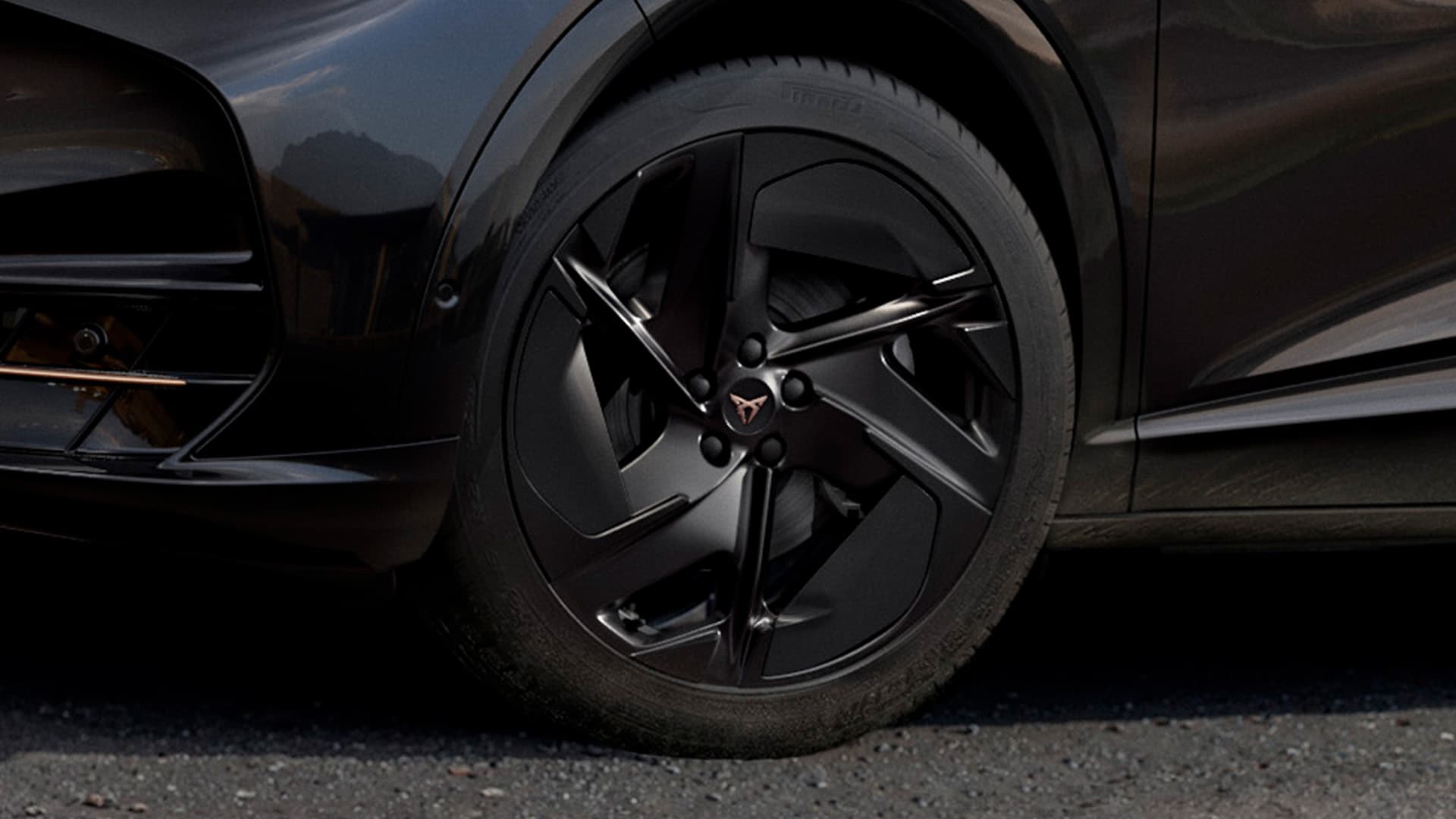 Detalle de la rueda delantera de un CUPRA Tavascan con rin de radios dobles en negro