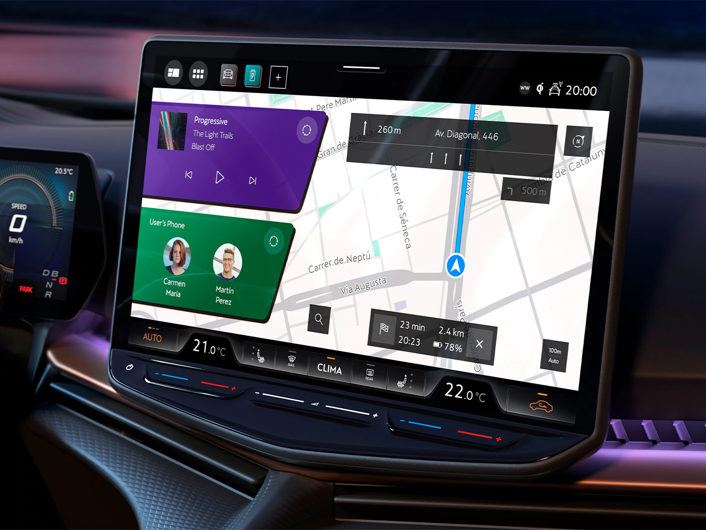 Pantalla central de infoentretenimiento del Tavascan con navegación y controles de clima