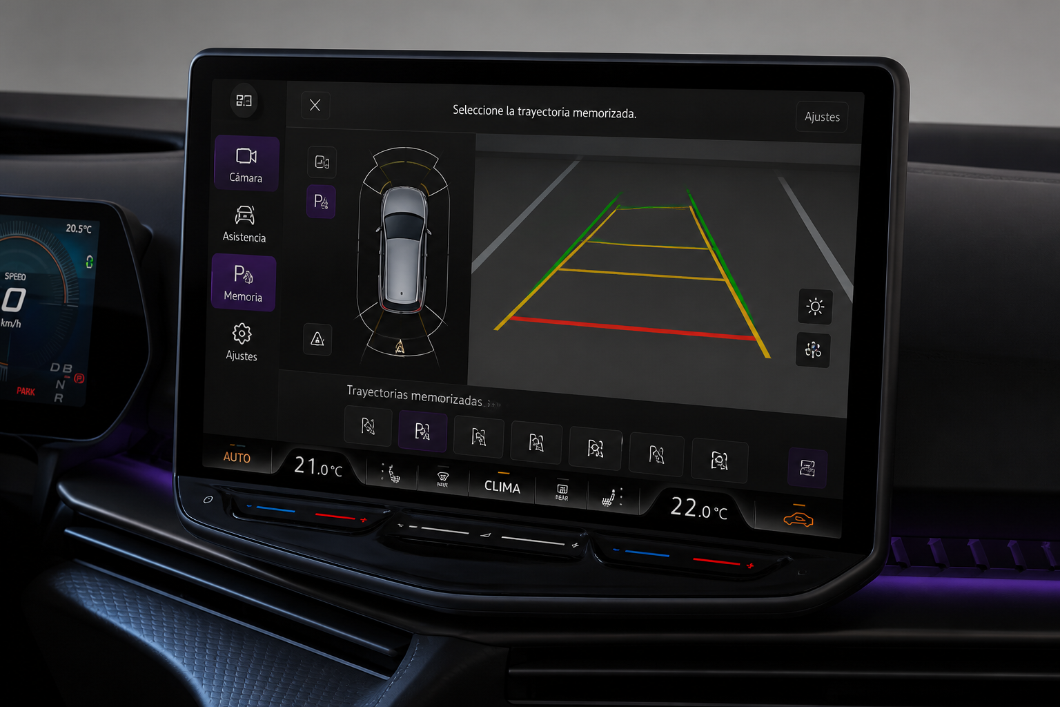 Pantalla central del auto mostrando una vista de estacionamiento con trayectoria memorizada