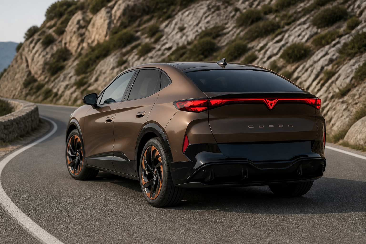 CUPRA Tavascan café oscuro en una curva de carretera de montaña con luz natural suave