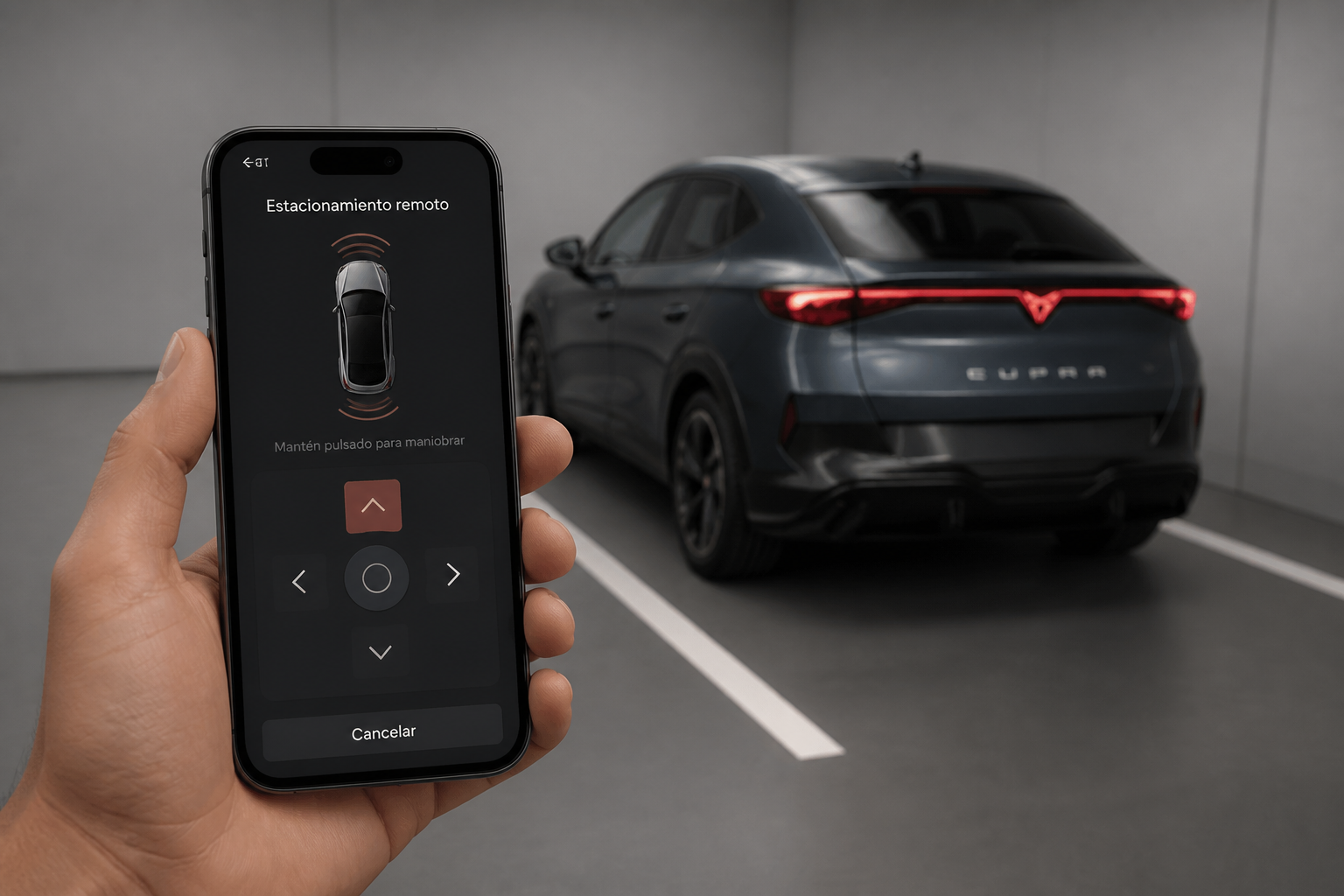 Smartphone en primer plano con interfaz de estacionamiento remoto y el Tavascan al fondo entrando a un cajón estrecho