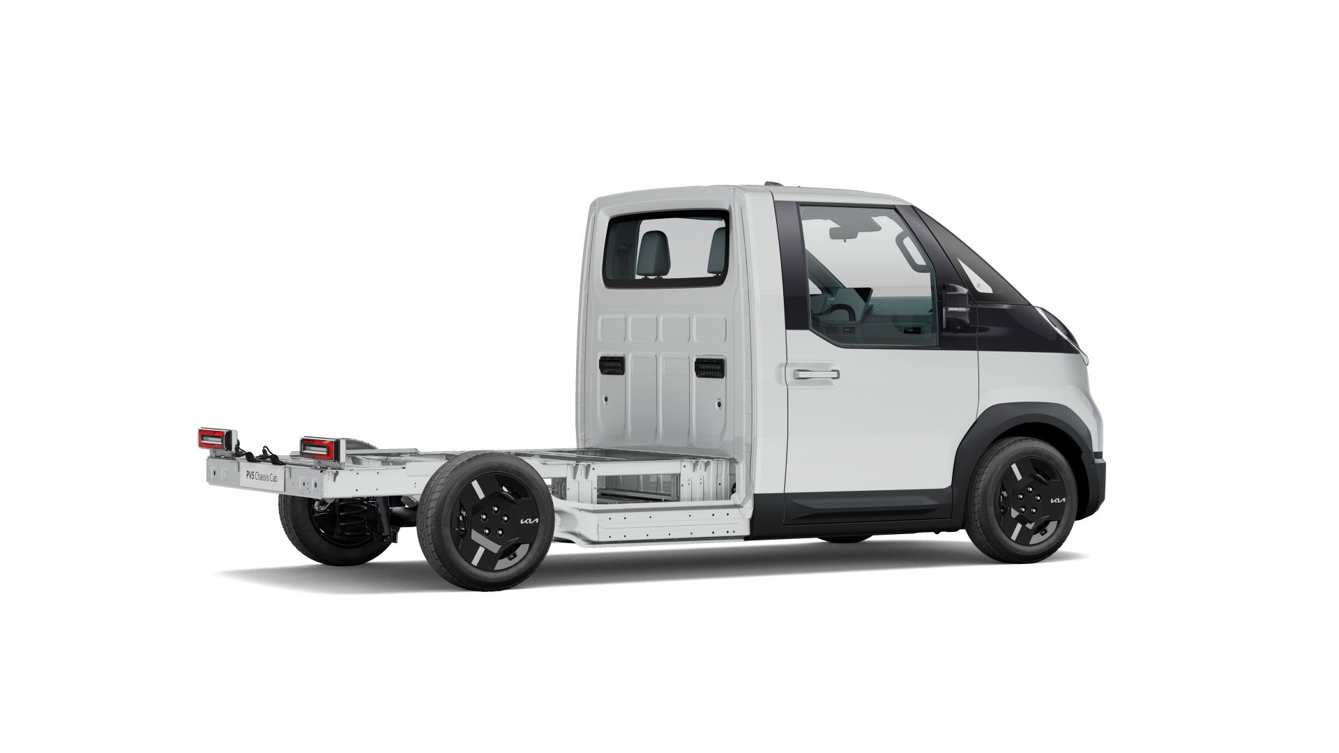Vista trasera tres cuartos del Kia PV5 Chasis Cabina blanco con ruedas aerodinámicas, mostrando el chasis desnudo y el badge PV5 Chassis Cab.