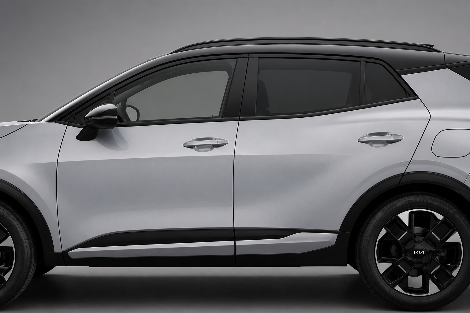 Detalle lateral de la línea de cintura negra bajo las ventanillas del Kia Sportage