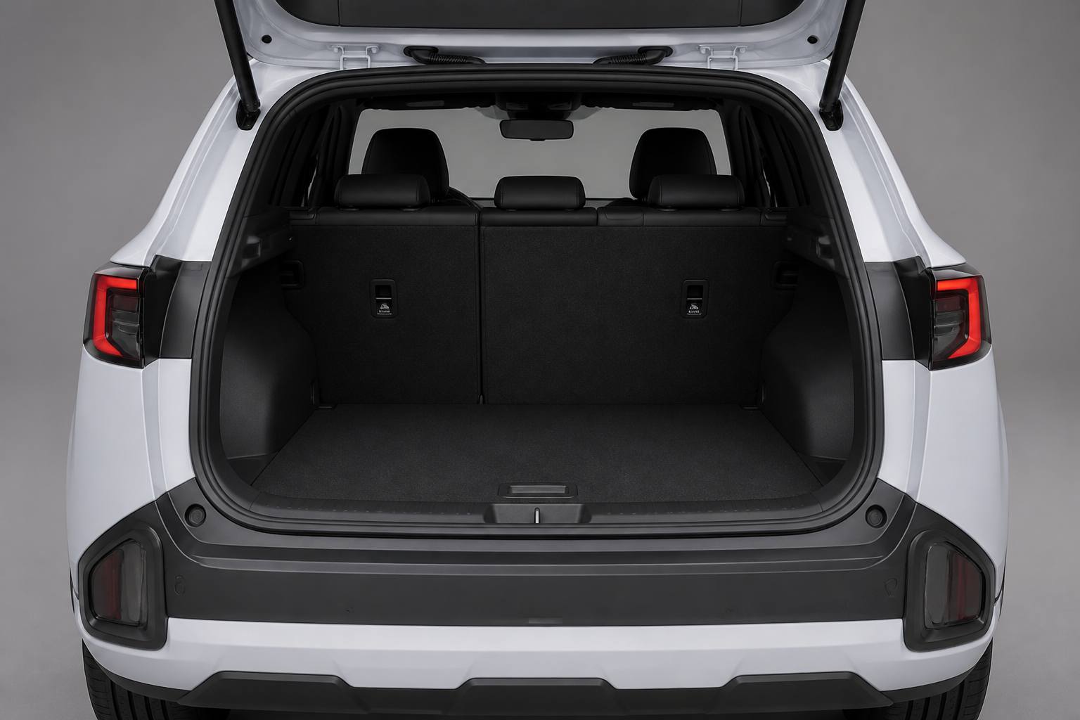 Maletero del Kia Sportage con el portón abierto y la zona de carga despejada