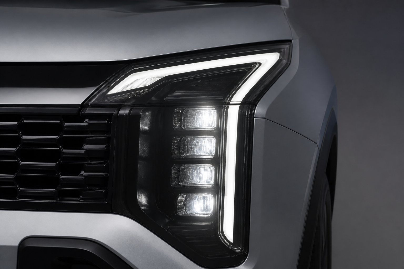 Detalle del faro delantero LED encendido del Kia Sportage