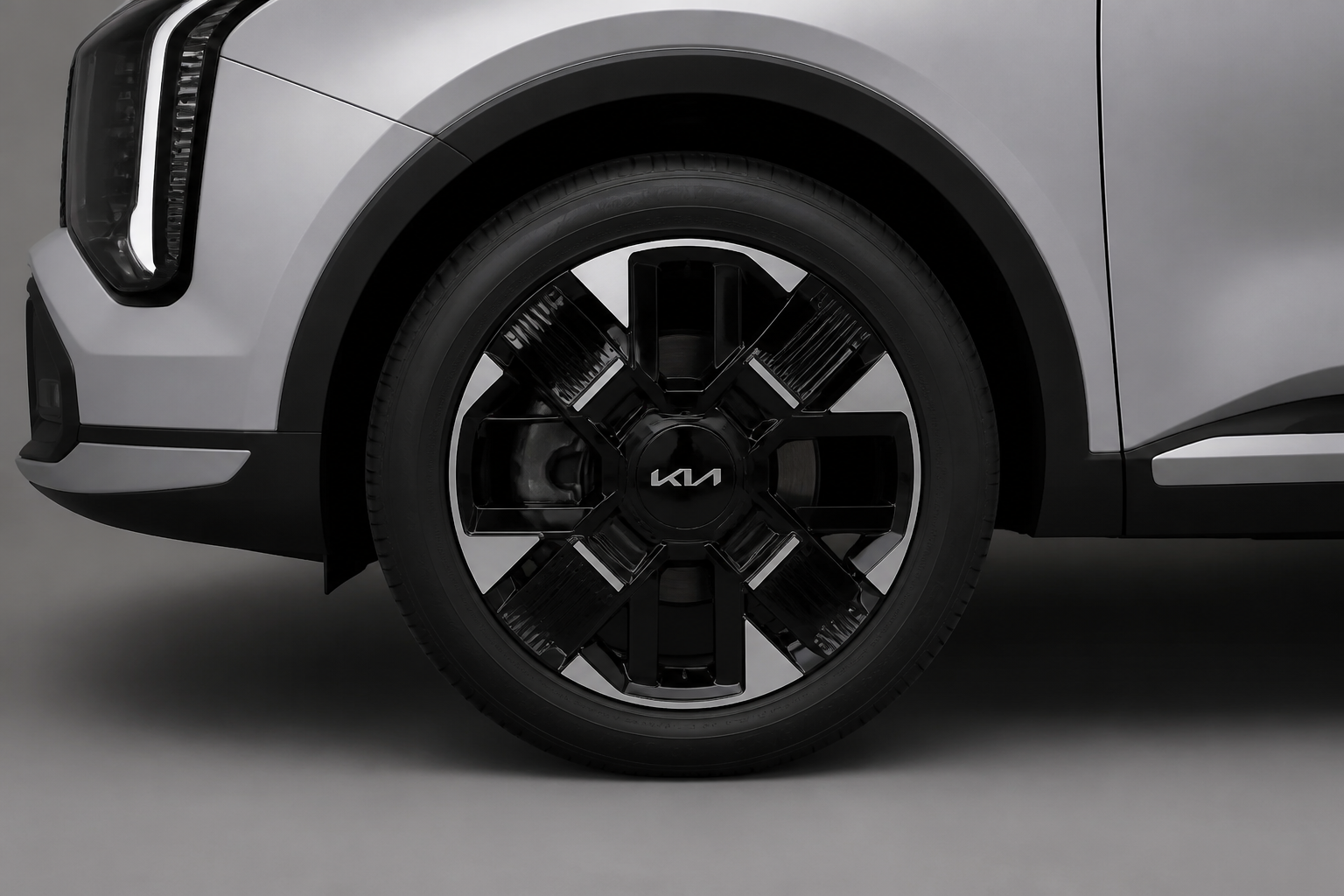 Detalle macro de la llanta de aleación multirradio del Kia Sportage