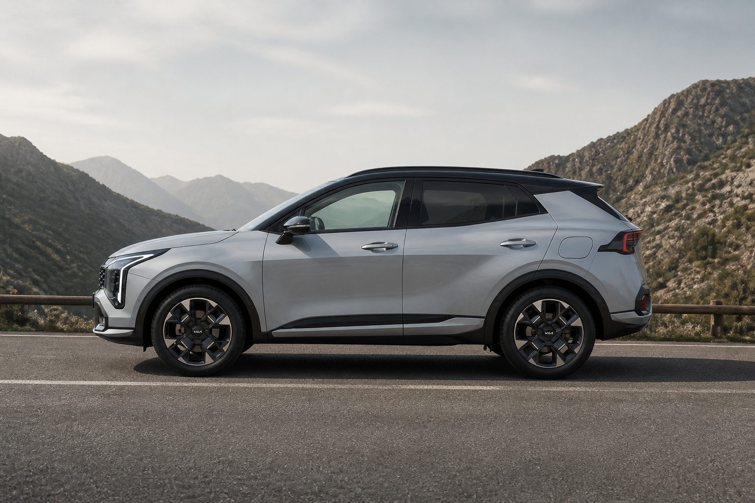 Kia Sportage blanco parado en una carretera de montaña con luz de día