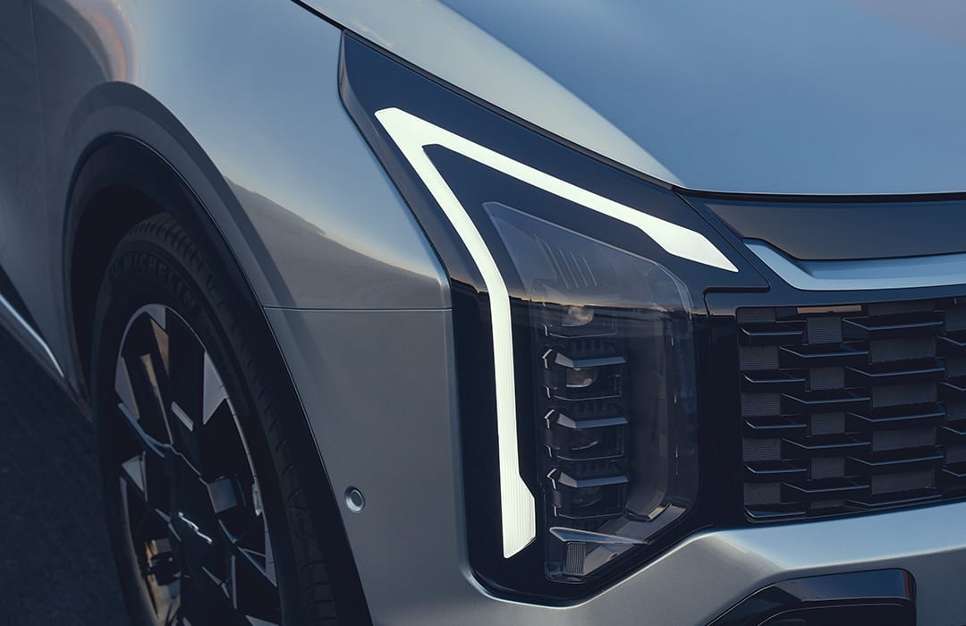 Primer plano del faro LED y parte de la parrilla frontal del Kia Sportage