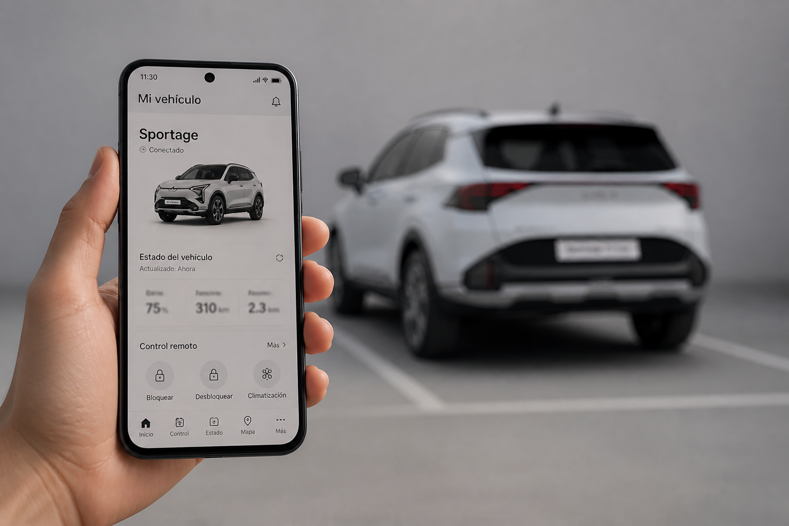Smartphone en primer plano con la app One Kia y el Kia Sportage desenfocado al fondo