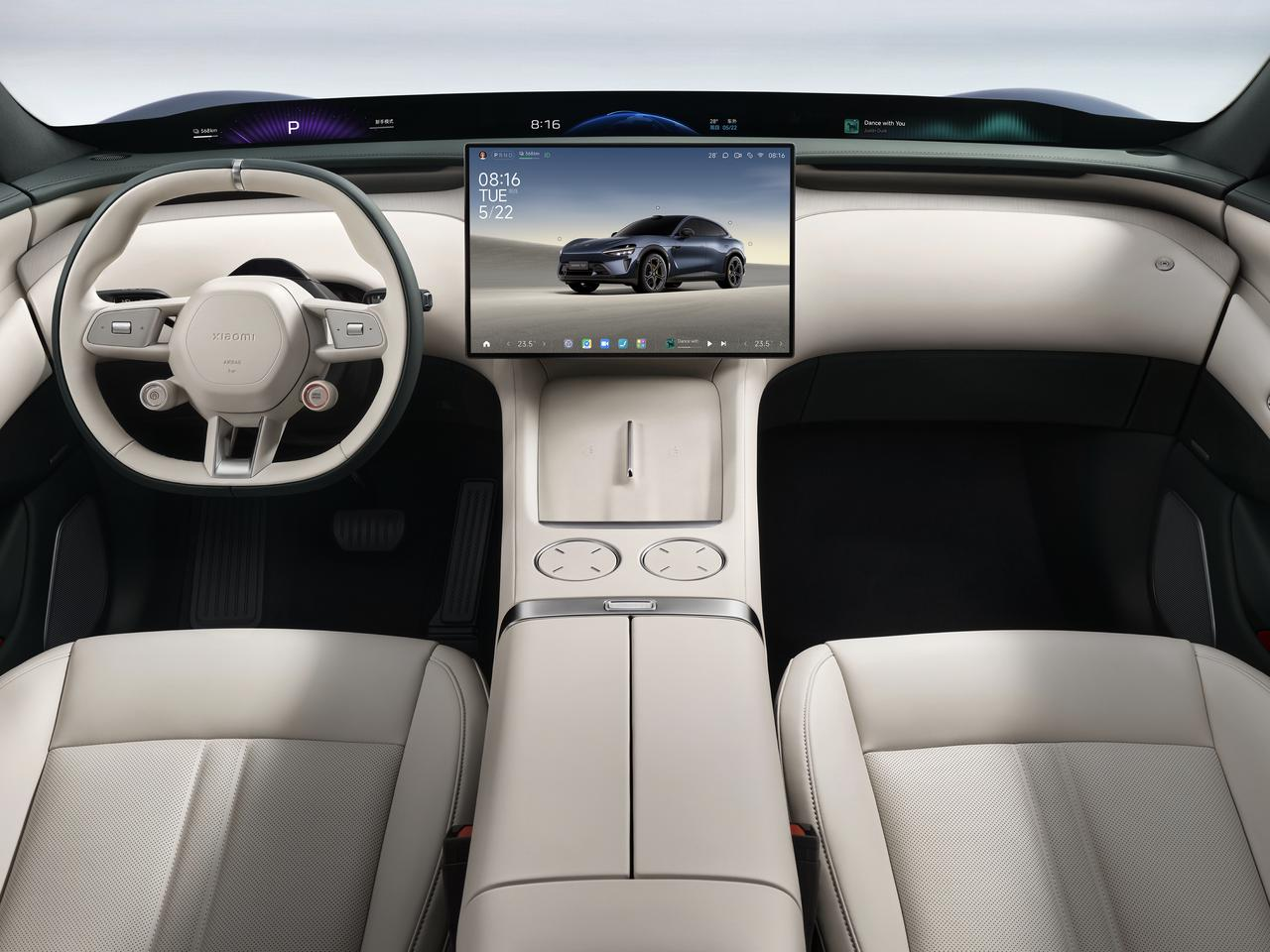 Salpicadero del YU7 con volante Xiaomi, pantalla central de infoentretenimiento y asientos delanteros beige