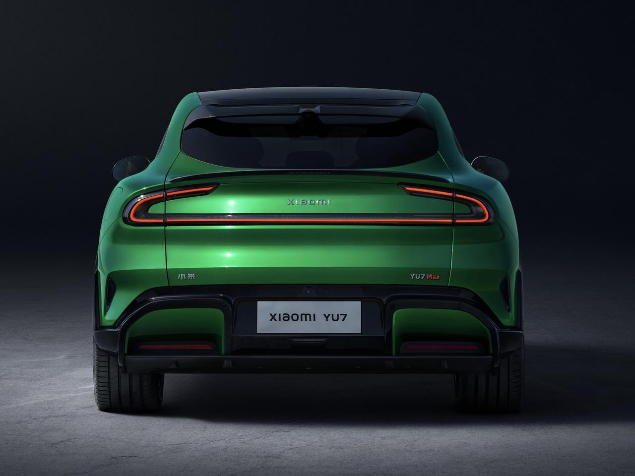 Trasera del Xiaomi YU7 Max verde oscuro con los emblemas YU7 Max y Xiaomi visibles