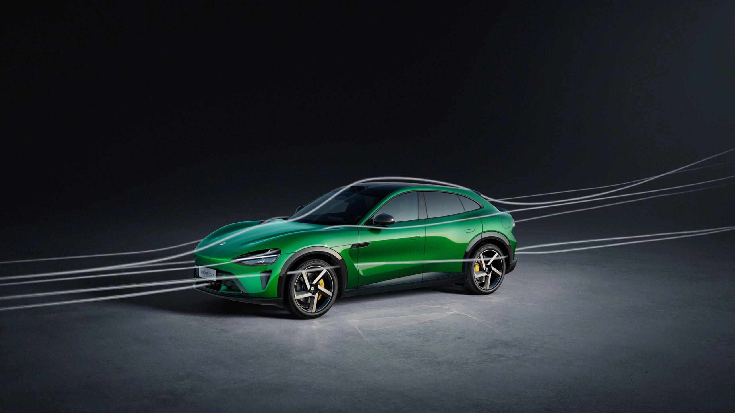 Xiaomi verde en estudio oscuro con efecto de líneas aerodinámicas recorriendo la carrocería