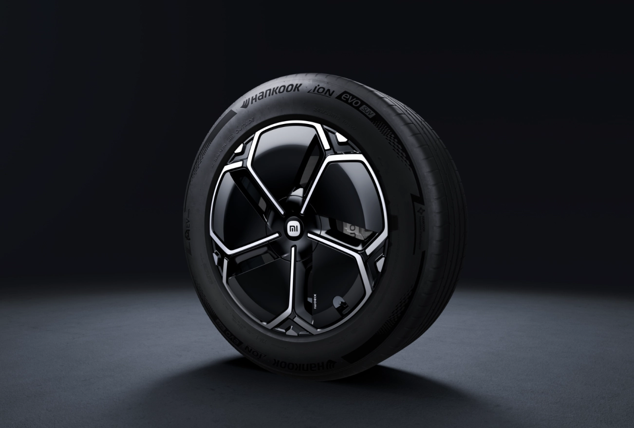 Llanta multirradio en negro brillante con detalles plata y logo Xiaomi, neumático Hankook iON evo SUV