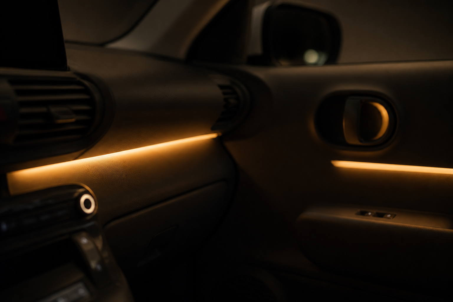Detalle nocturno de la iluminación interior LED sobre el salpicadero del Inster