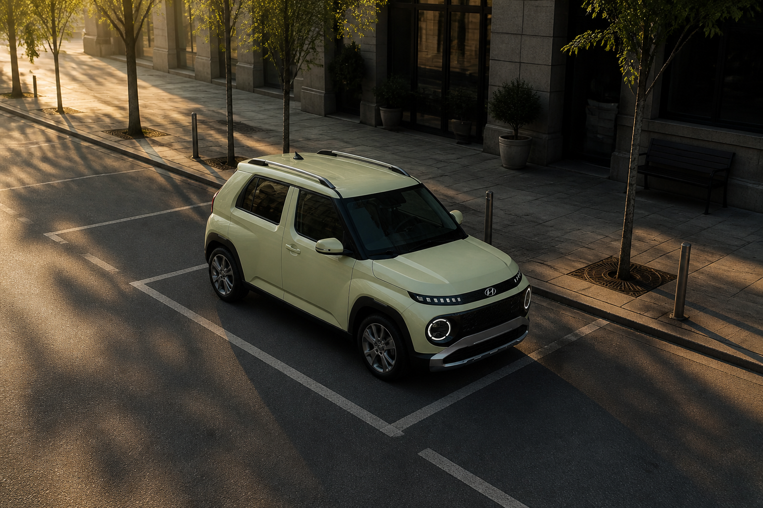 Vista elevada del Hyundai Inster beige aparcado en una plaza urbana tranquila al amanecer