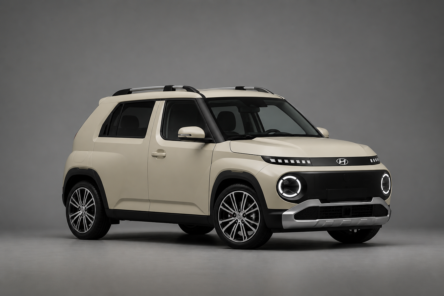 Hyundai Inster beige en plató gris neutro, vista tres cuartos frontal