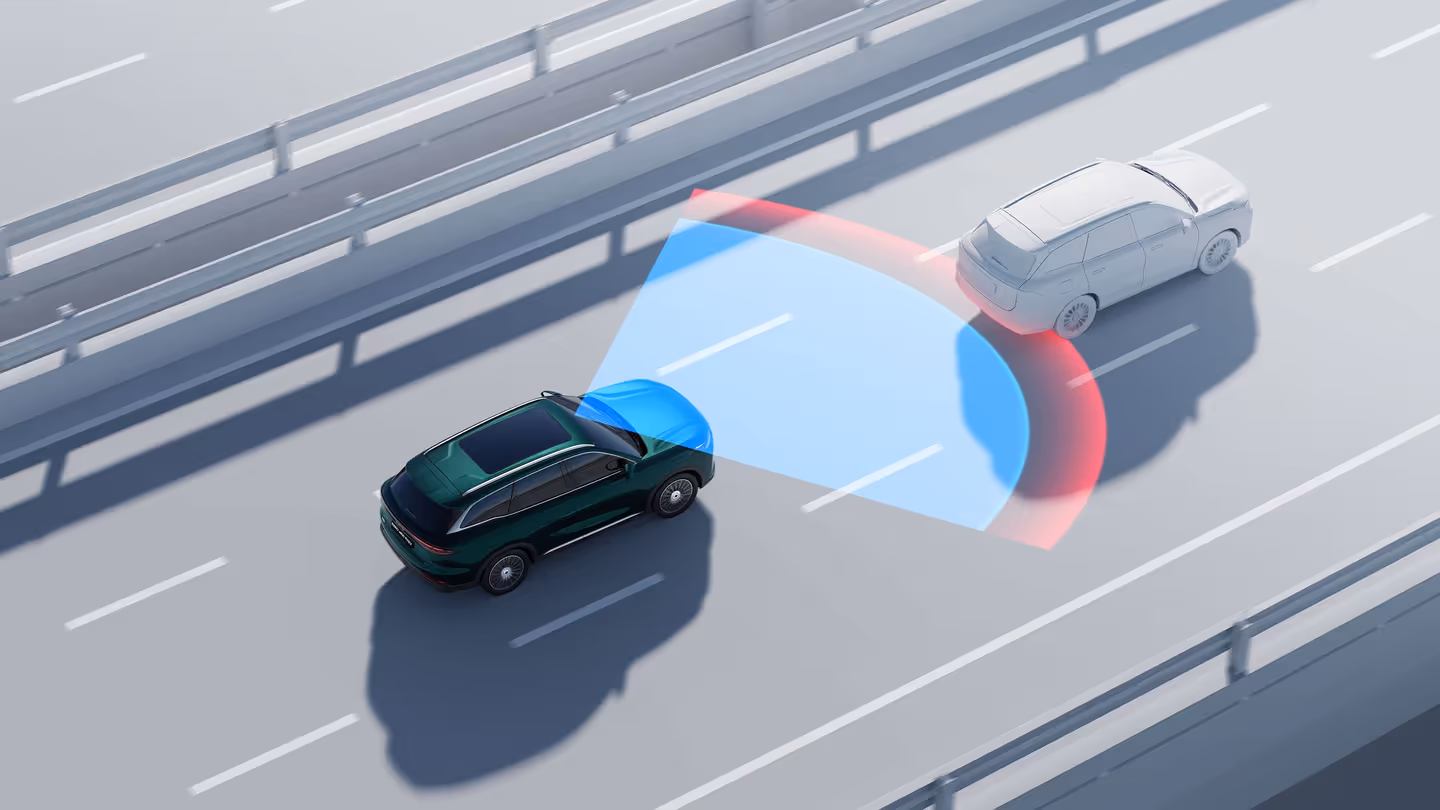 Render de un SUV en autopista con el radar frontal detectando al vehículo precedente