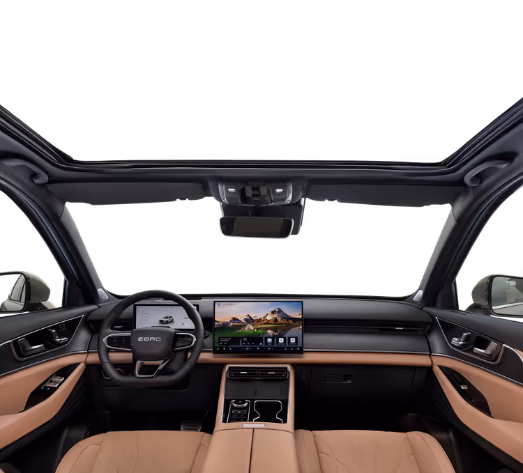 Interior del Ebro S900 en doble tono negro y marrón claro con volante EBRO y pantallas digitales