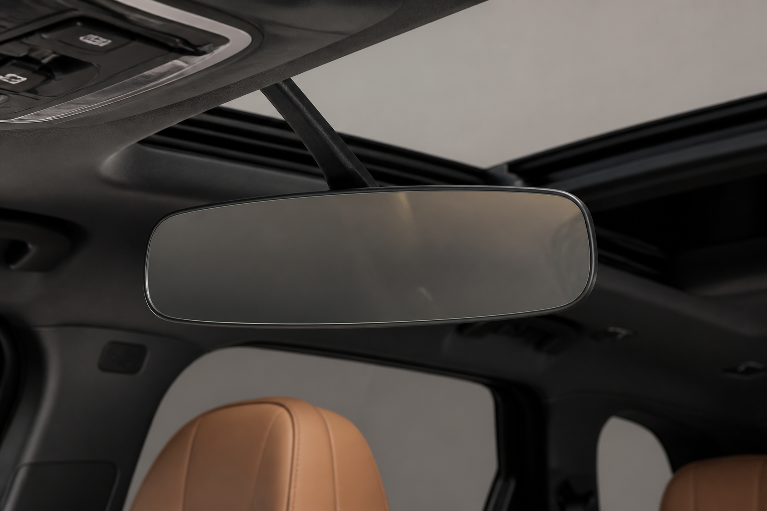 Retrovisor interior sin marco con el techo panorámico al fondo