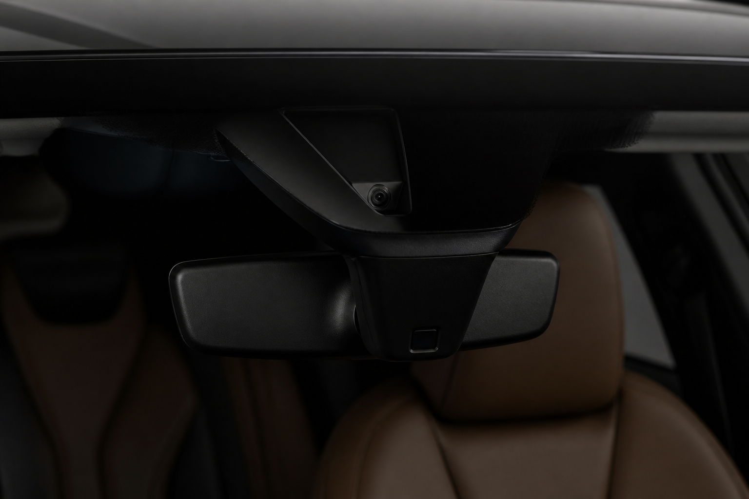 Detalle de la cámara de monitorización del conductor junto al retrovisor interior