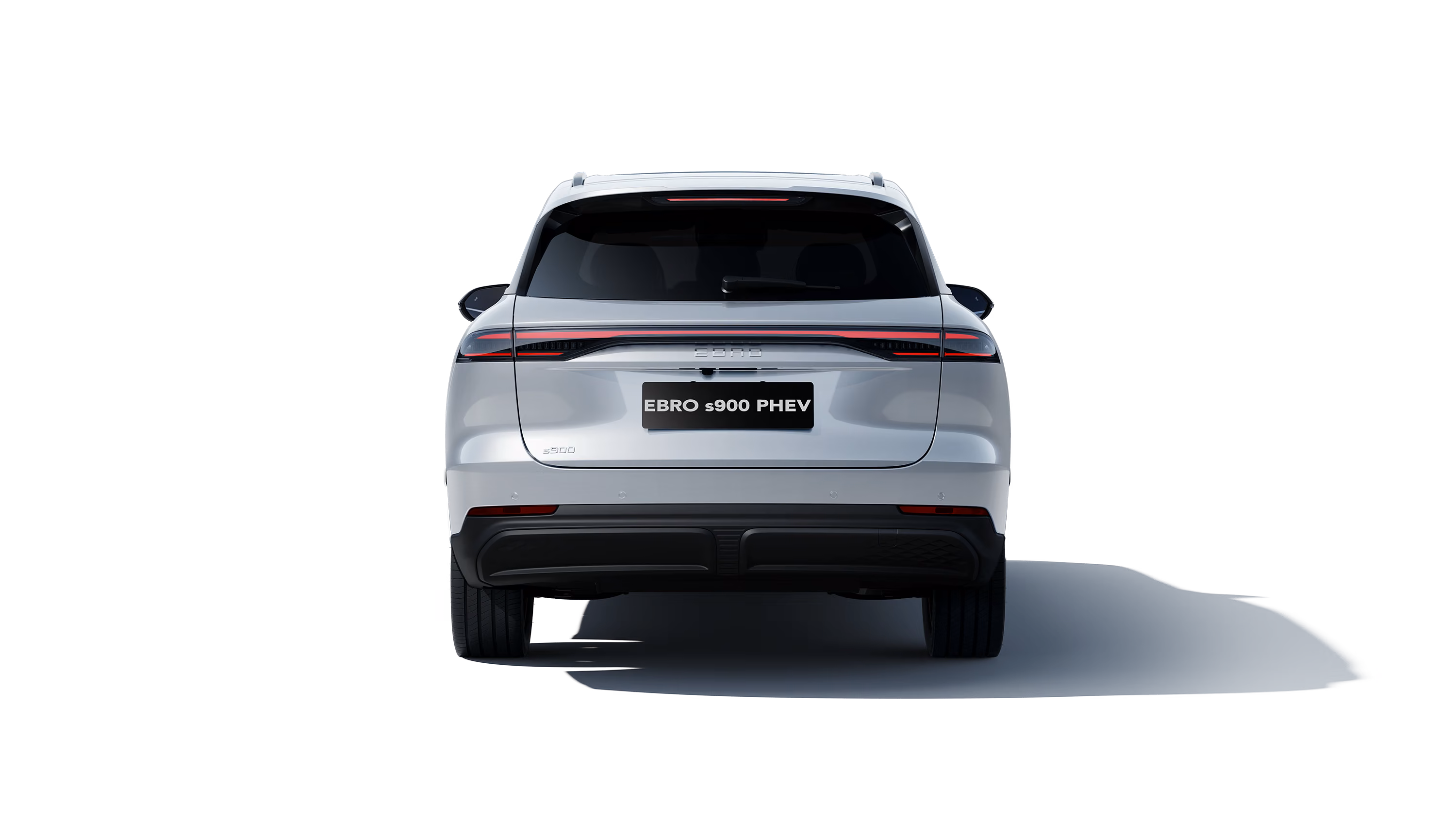 Trasera de un Ebro S900 PHEV blanco con el portón y la insignia del modelo