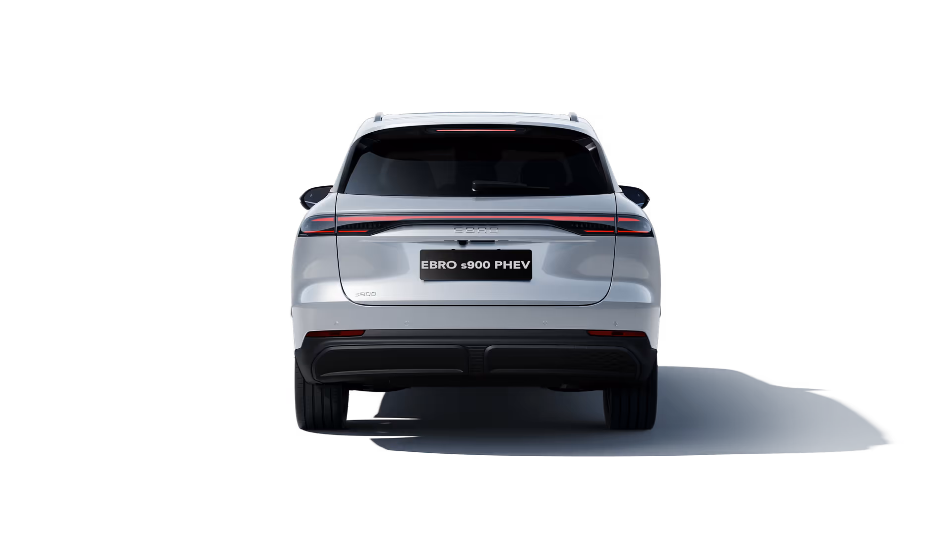 Vista trasera de un Ebro S900 PHEV blanco con barra de luz que recorre todo el portón