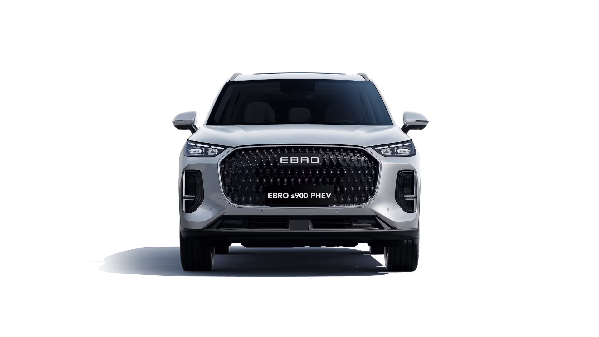 Vista frontal de un Ebro S900 PHEV blanco mostrando la parrilla diamantada y los faros sobre fondo negro