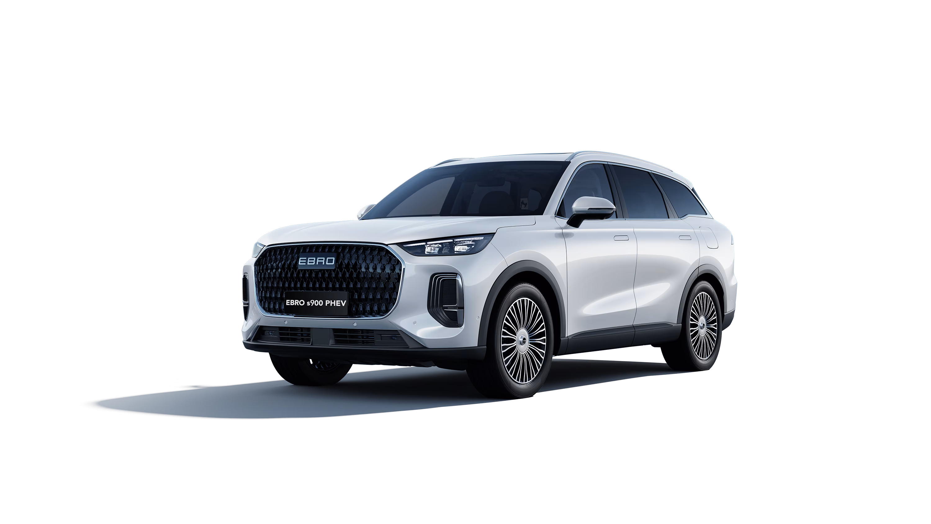 Ebro S900 PHEV blanco en tres cuartos frontal sobre fondo negro con llantas multirradio