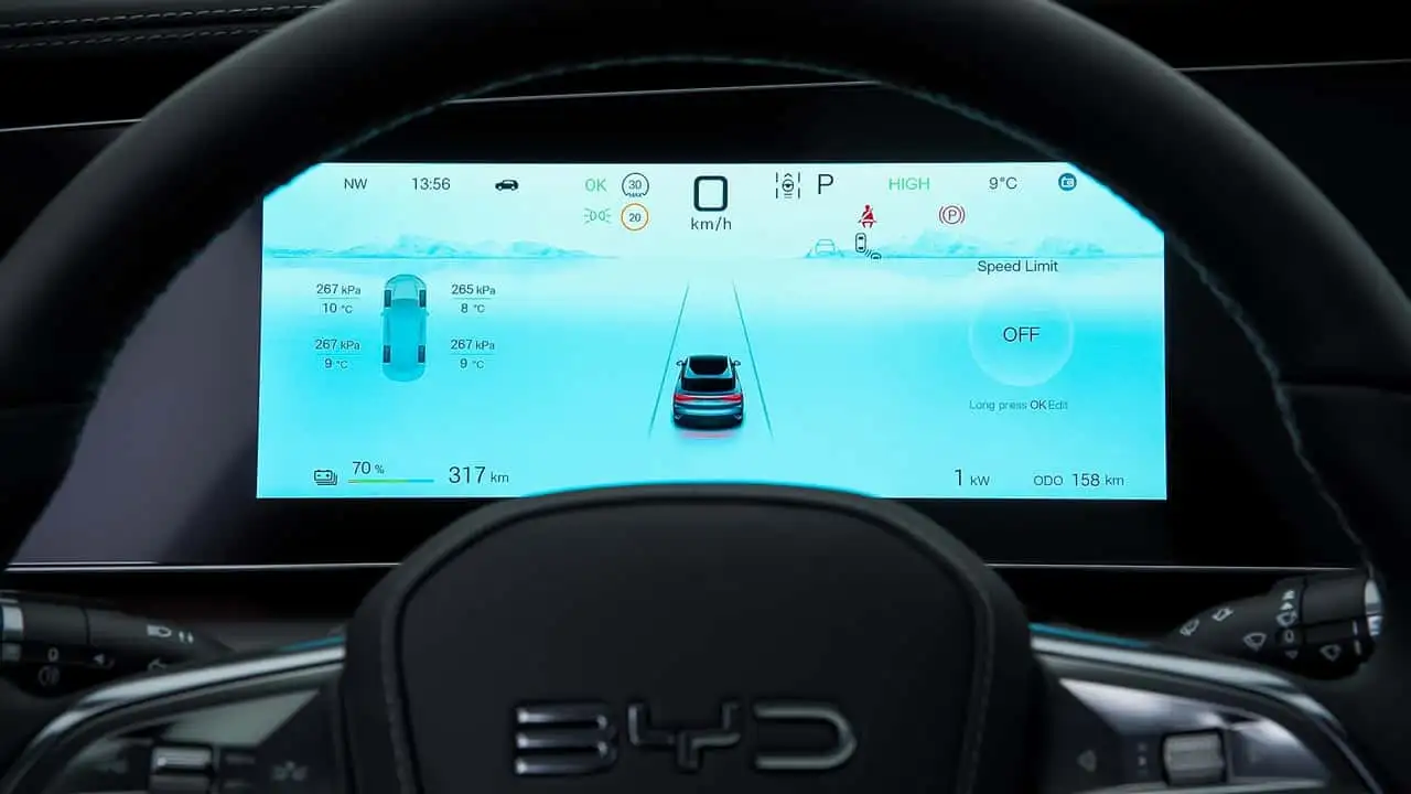 Salpicadero del BYD Sealion 7 con las pantallas digitales, el volante y el techo panorámico