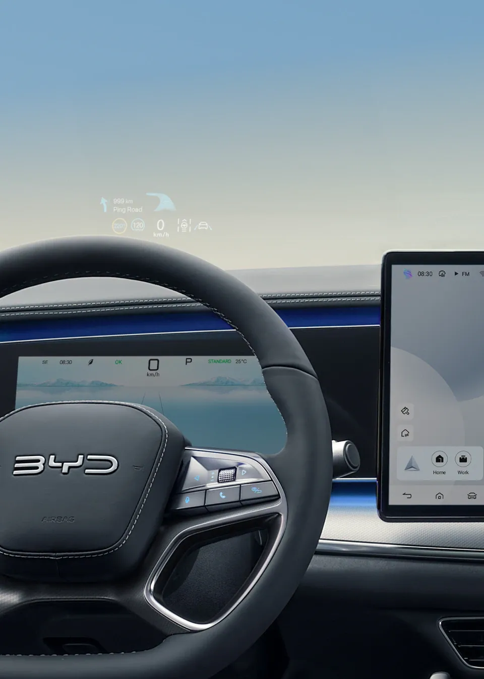 Volante con el logo de BYD, cuadro digital y Head-Up Display proyectado sobre el parabrisas