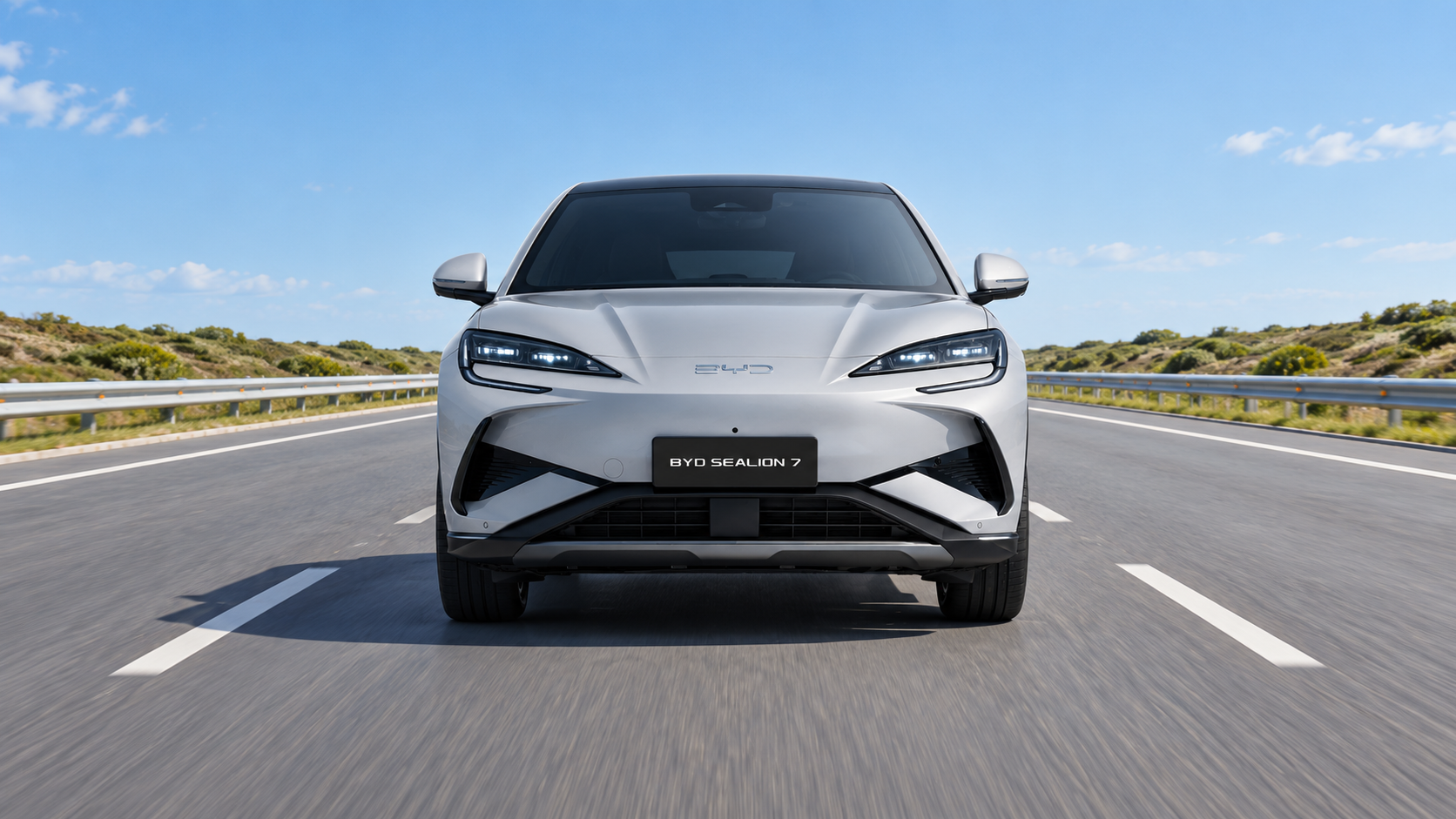 Primer plano frontal del SUV plateado parado en carretera con los faros apagados a plena luz del día