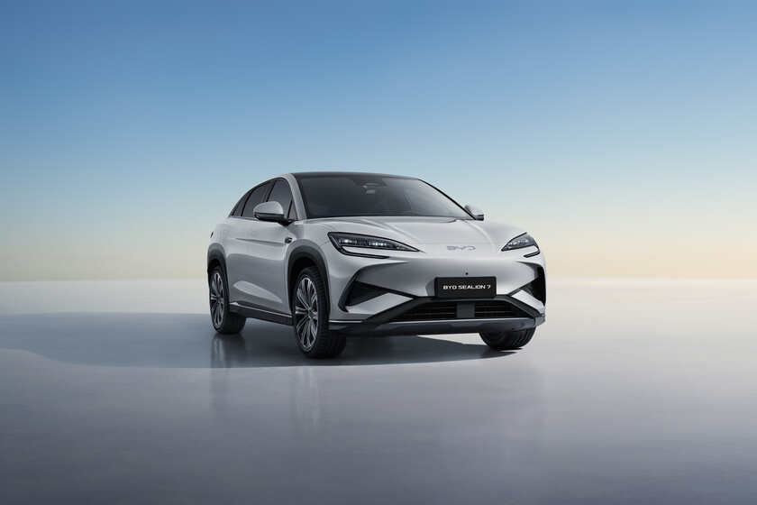 Vista lateral pura del SUV fastback plateado en estudio gris neutro