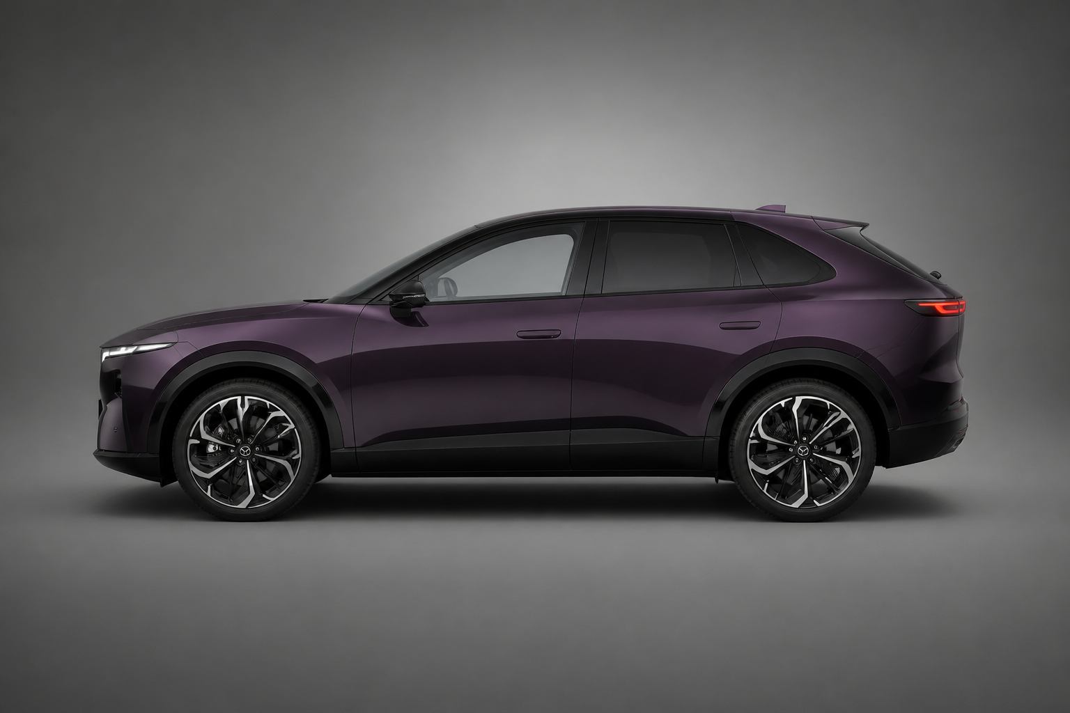 Lateral puro del CX-6e morado oscuro en estudio gris neutro con luz suave.