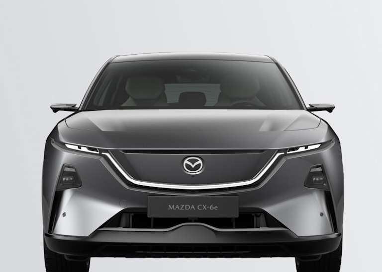 Mazda CX-6e gris oscuro en vista frontal sobre fondo neutro.