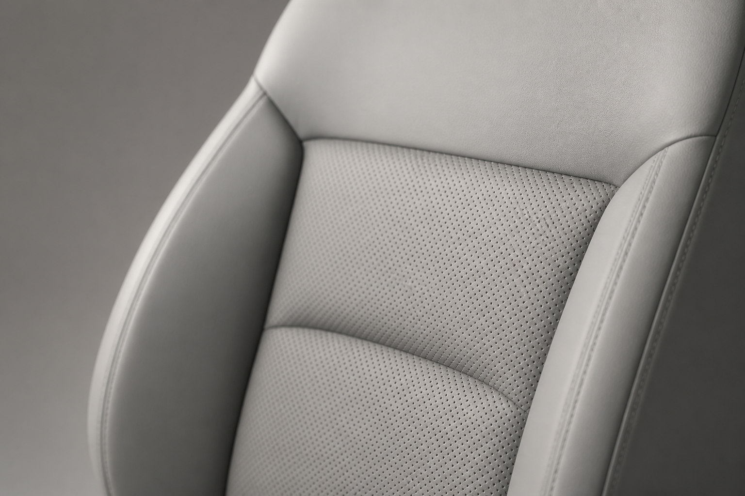 Macro de la tapicería Maztex del asiento con costuras y detalle semimate en color Titanium.