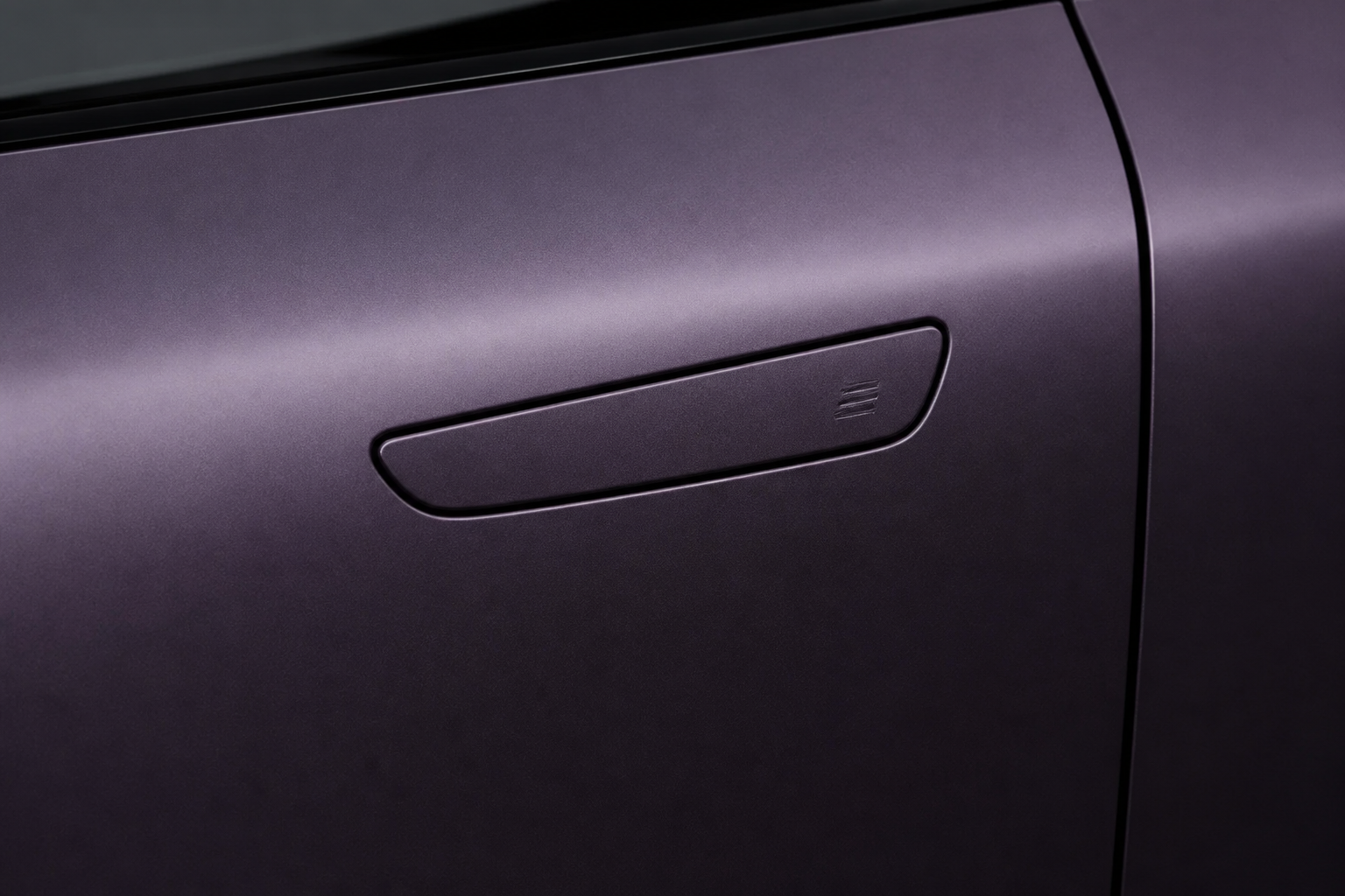 Primer plano del tirador de puerta enrasado en la carrocería morada del CX-6e, con la puerta sin marco visible.
