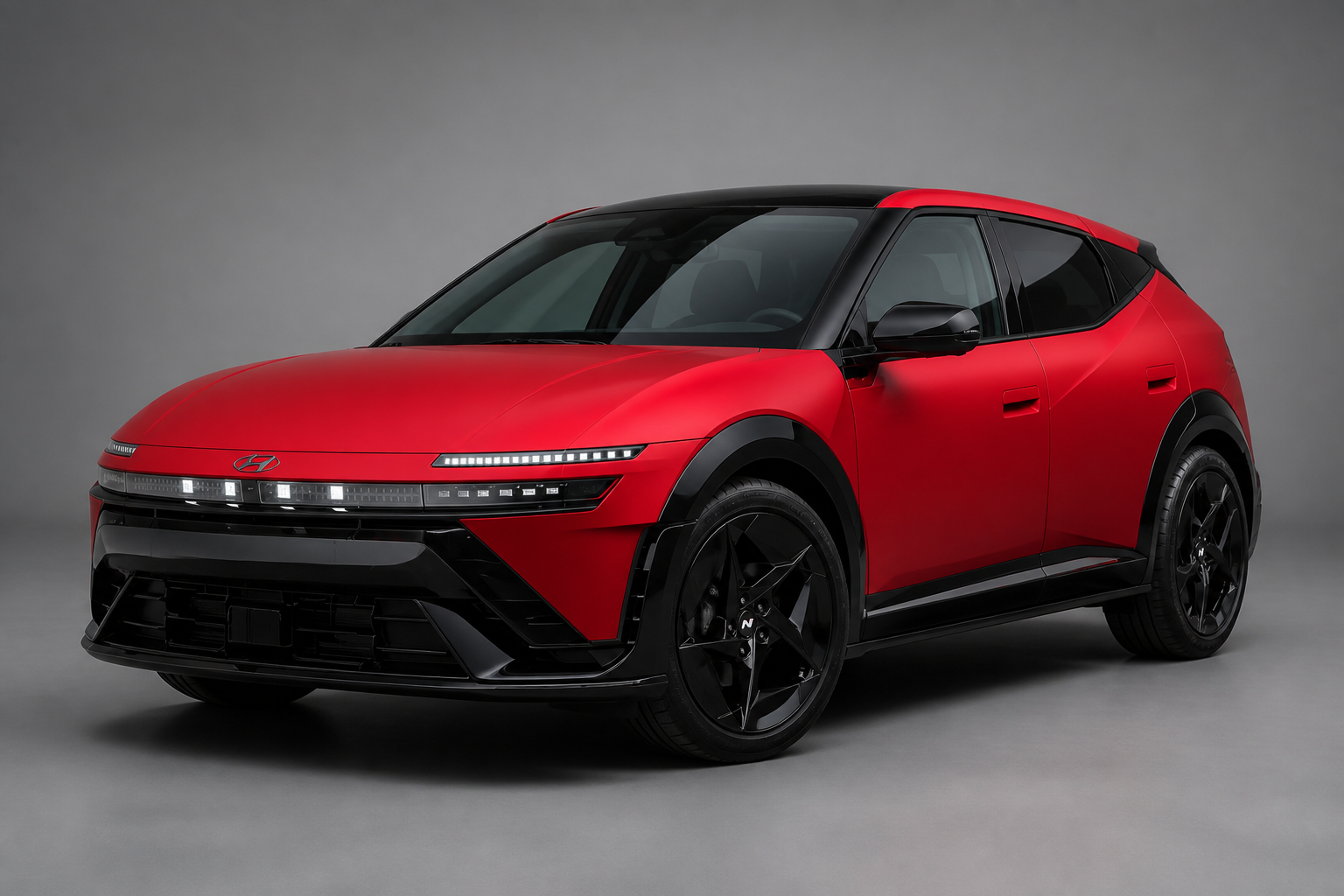 IONIQ 3 rojo con acabado deportivo y detalles negros, en tres cuartos frontal sobre estudio gris neutro