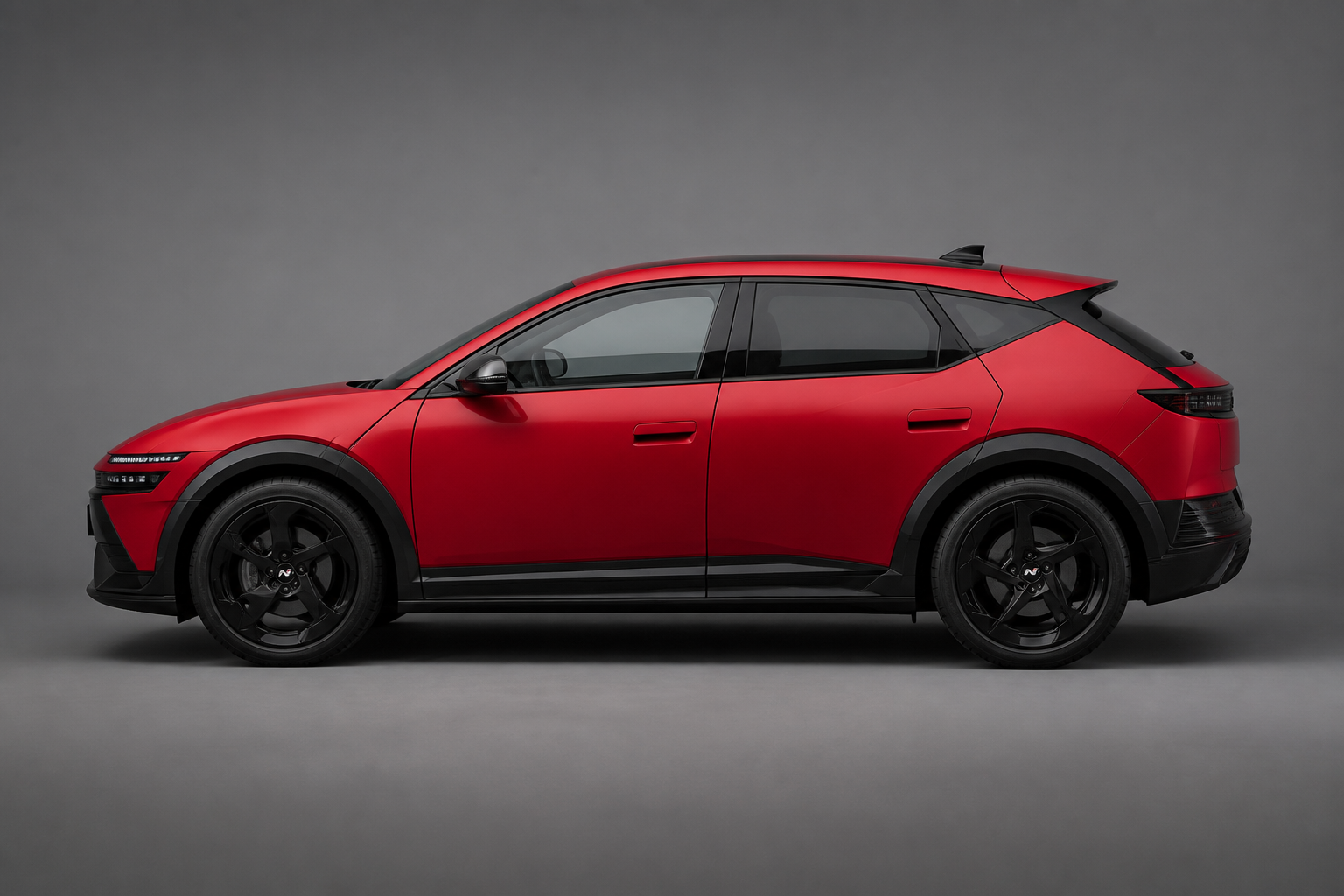 Vista lateral del IONIQ 3 rojo en un estudio gris neutro con luz suave