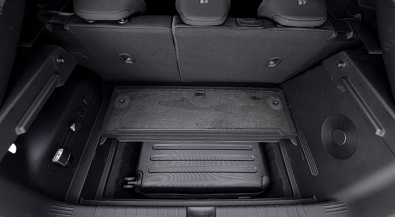 Detalle del maletero con el piso levantado dejando ver el compartimento Megabox bajo el suelo