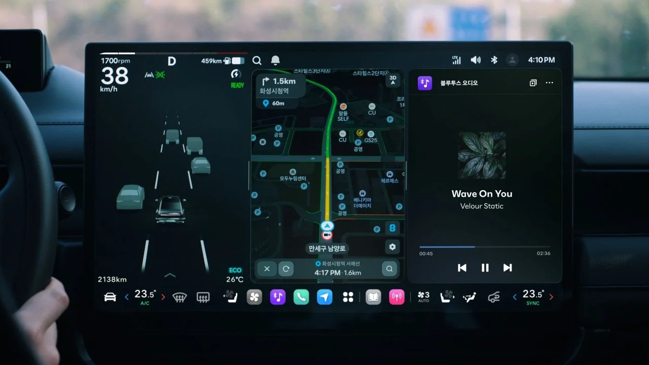 Pantalla central del habitáculo mostrando un planificador de rutas para eléctricos con paradas de carga, con valores desenfocados