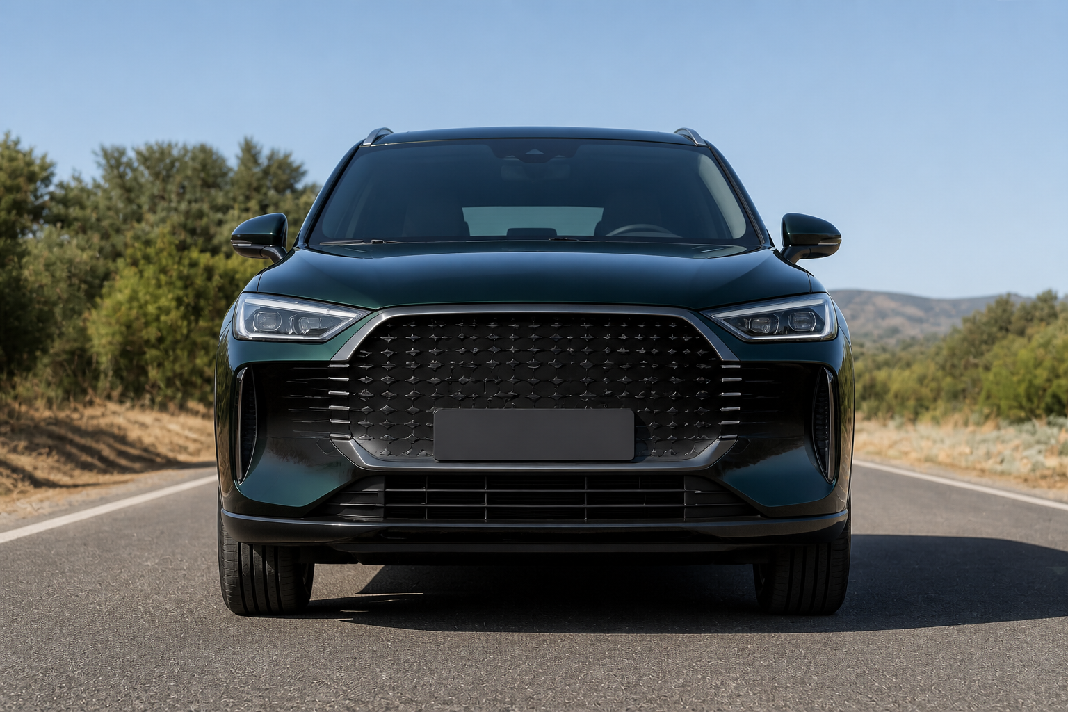 Frontal del Ebro S900 parado en carretera de día con los faros apagados