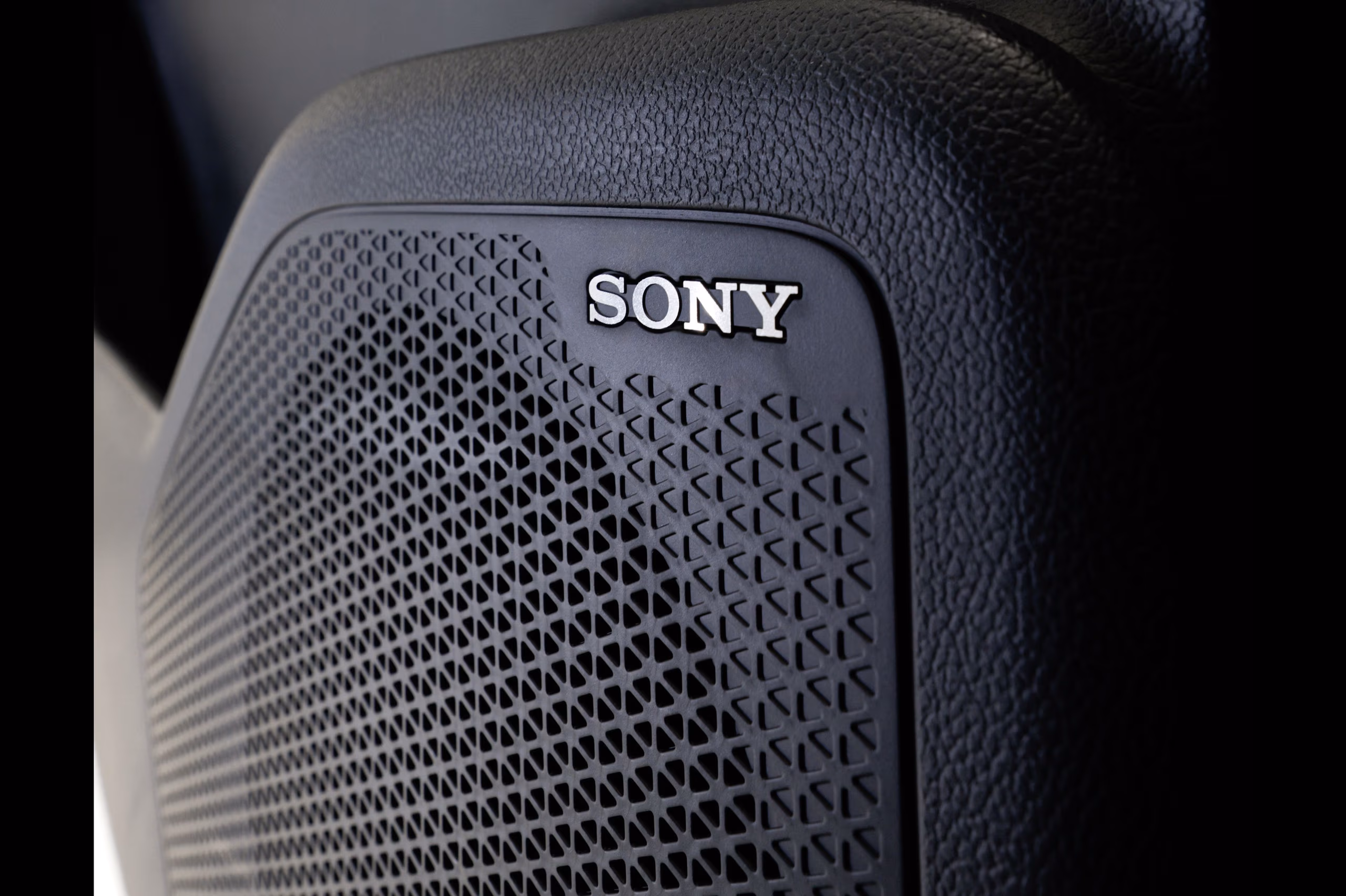 Detalle del altavoz SONY con rejilla de patrón triangular en el interior del S900