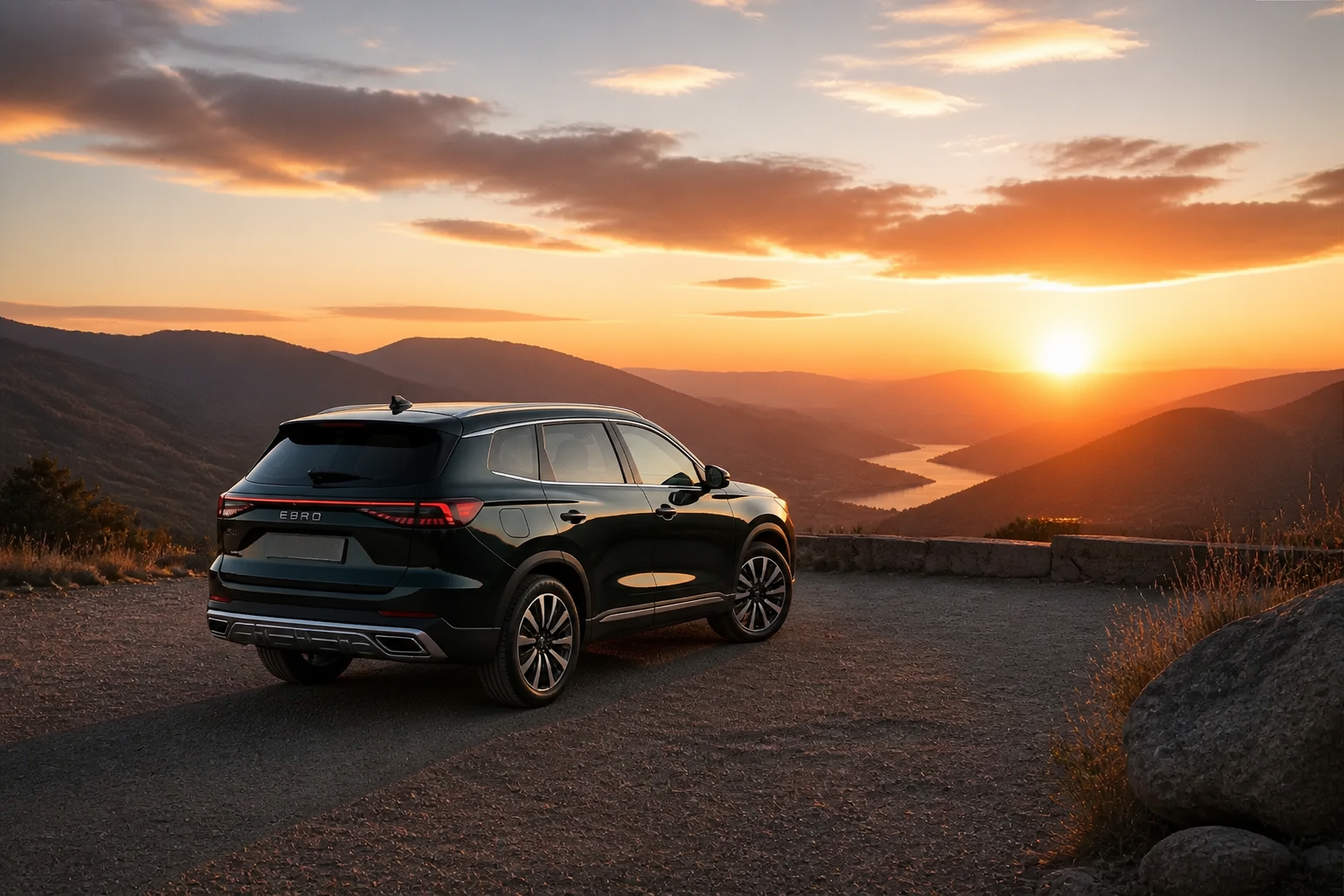 Ebro S900 aparcado en un mirador de montaña al atardecer bajo un cielo dramático