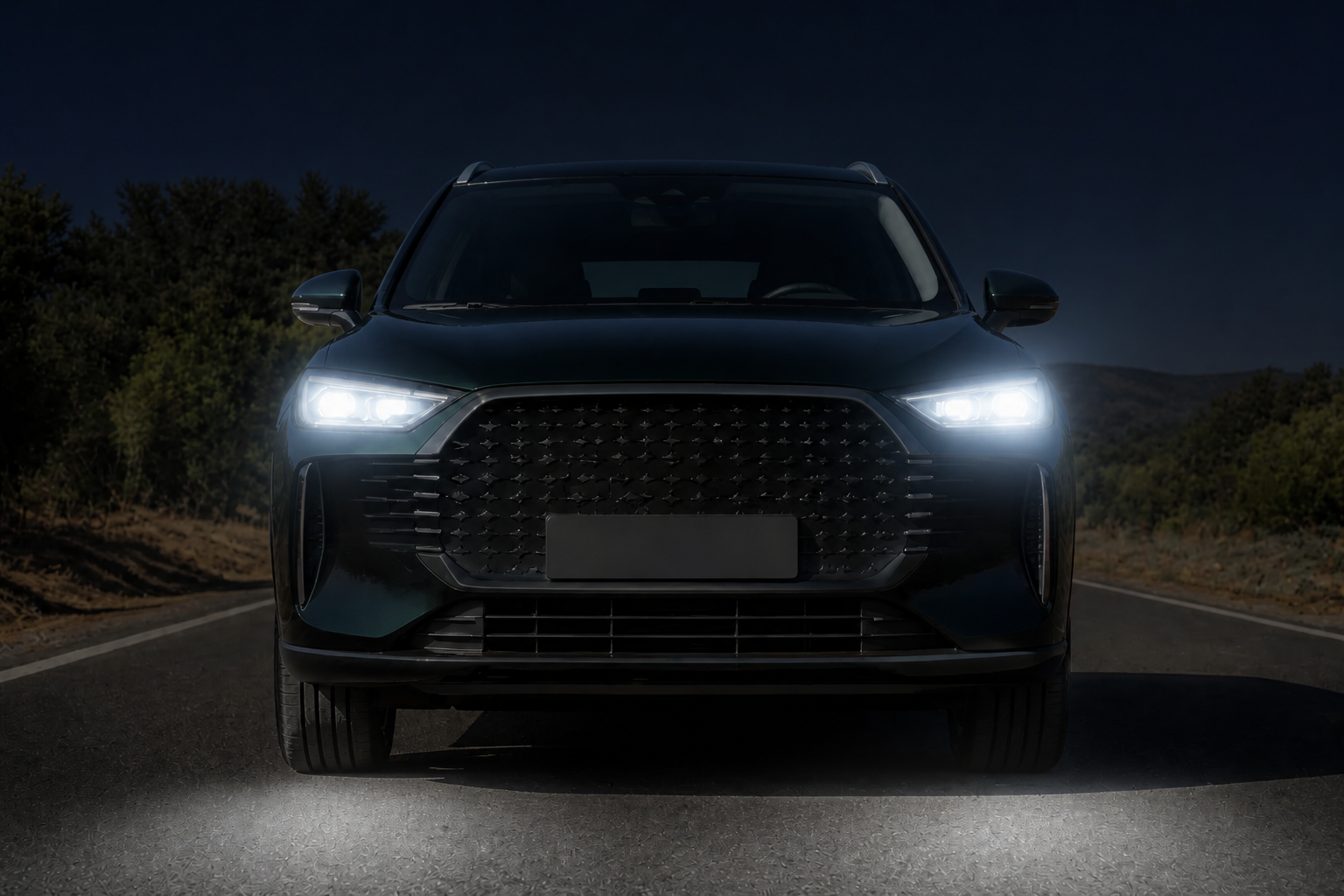 El mismo frontal del Ebro S900 de noche con los faros full LED encendidos proyectando luz sobre el asfalto