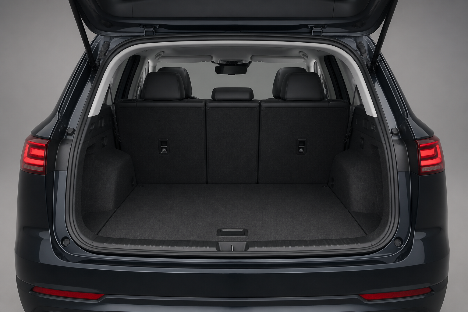 Maletero del SUV con el portón abierto y la tercera fila plegada en configuración de cinco plazas