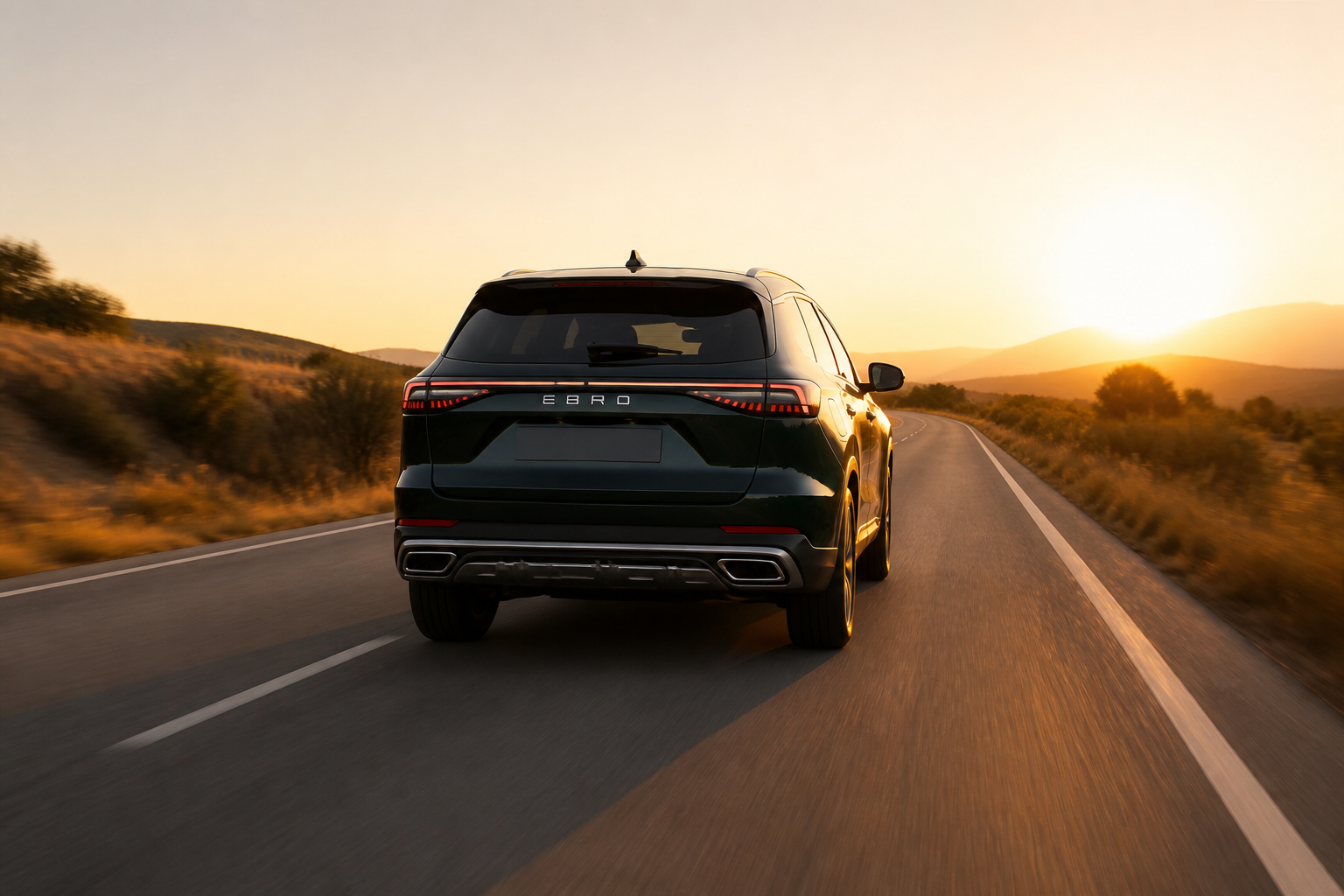 Ebro S900 visto desde atrás circulando por una carretera abierta al atardecer