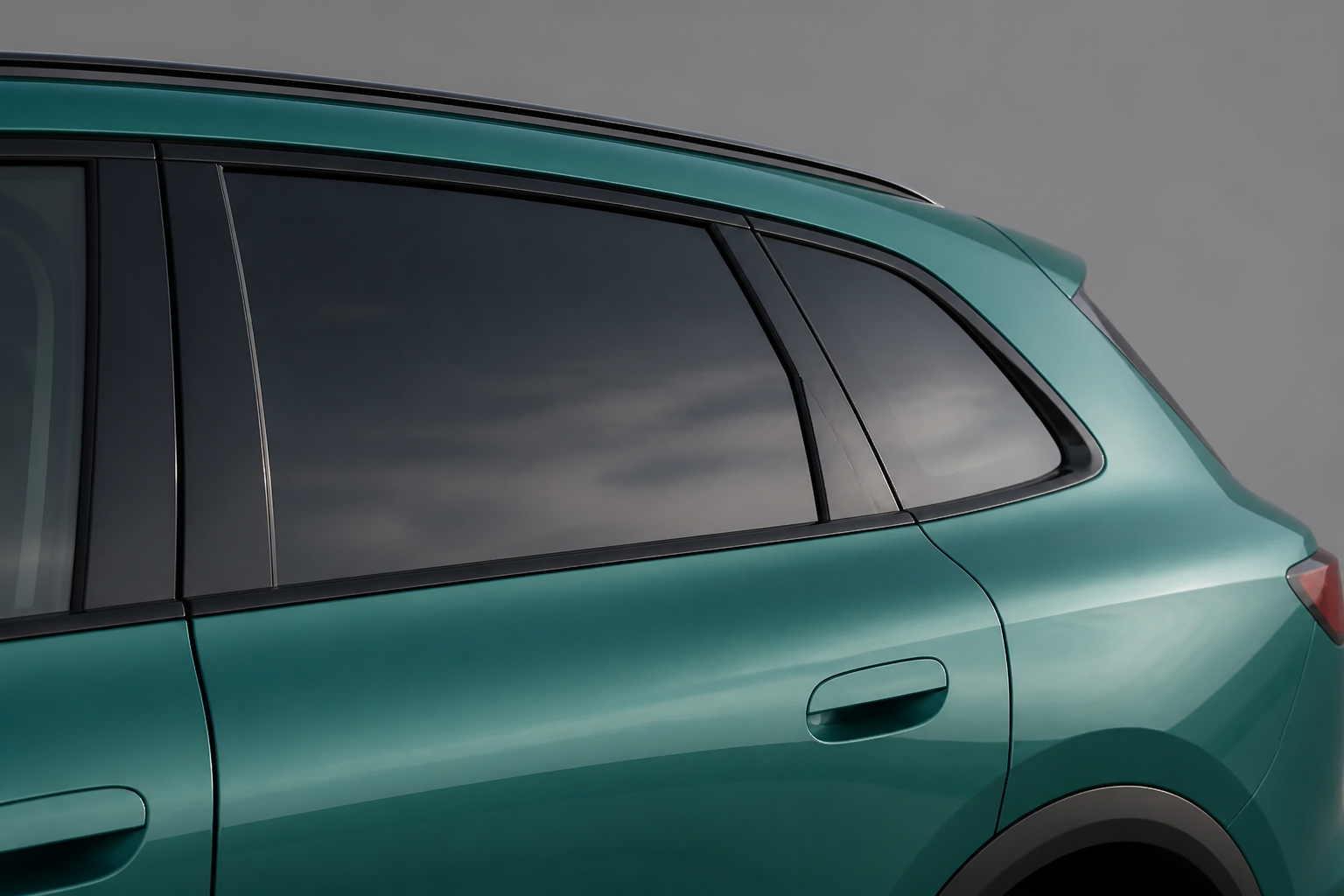 Detalle del cristal trasero con tratamiento de privacidad y reflejo suave