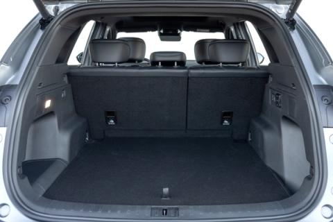 Maletero abierto del SUV con espacio de carga amplio y alfombrado