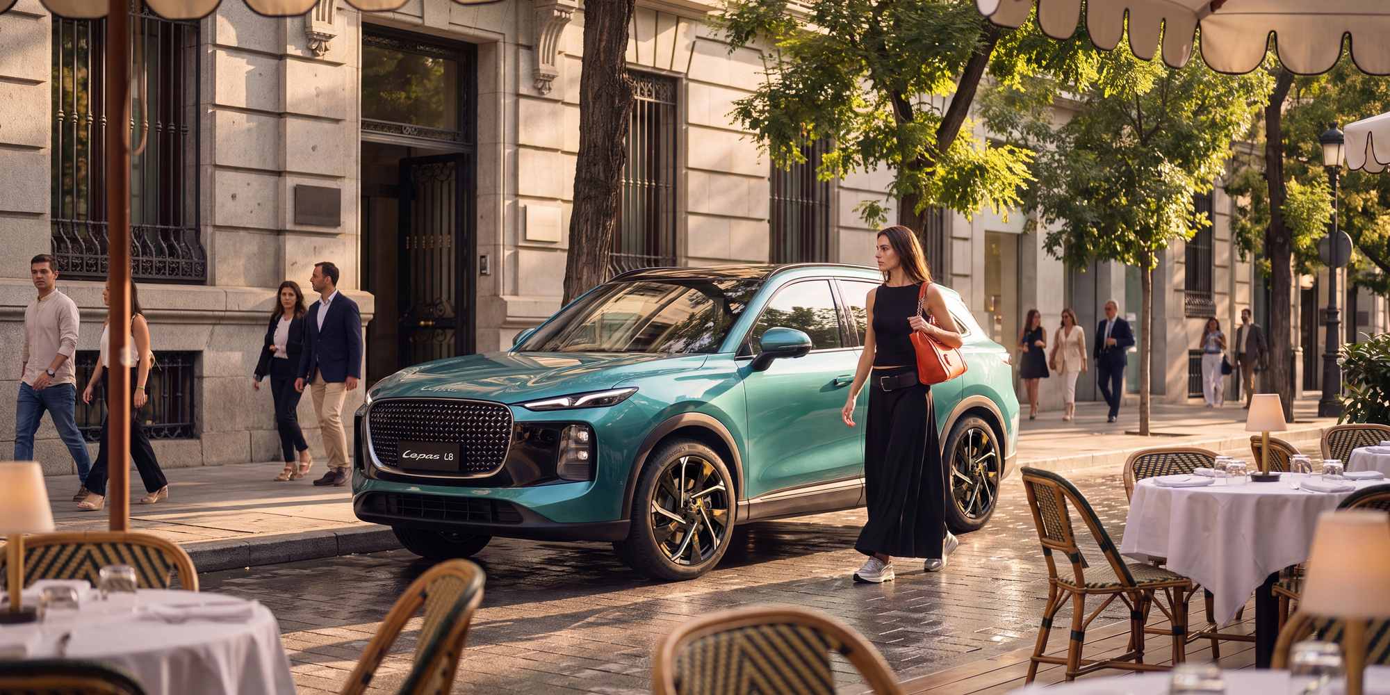 Lepas L8 verde oscuro estacionado en una calle con terrazas de café y viandantes
